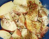 Foto langkah ke 4 dari resep Potato Wedges dengan Bumbu Kearifan Lokal.