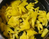 A picture of step 1 of Pineapple shake.