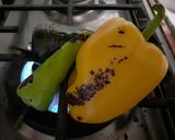 Foto del paso 1 de la receta: Chile de agua relleno de huitlacoche con espejo de crema de pimiento y gusanito de maguey