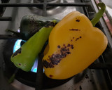 Foto del paso 1 de la receta: Chile de agua relleno de huitlacoche con espejo de crema de pimiento y gusanito de maguey