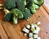 Brokkoli krémleves mandulával recept fázis 2 fotója