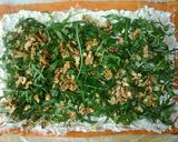 Foto del paso 8 de la receta Rollo de pimientos de piquillo relleno de rúcula, queso de cabra y nueces