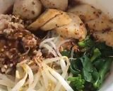 รูปขั้นตอนการทำที่ 2 ของ ก๋วยเตี๋ยวต้มยำ ลูกชิ้นปลา