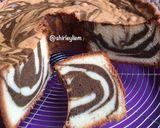 Foto langkah ke 7 dari resep Egg White Zebra Cake aka Kue Zebra Putih Telur.