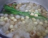 Hình bước làm 2 của món Chè hạt sen long nhãn tuyết nhỉ