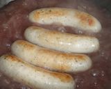 Foto del paso 3 de la receta: Salchichas con salsa de cebollas variadas al vino