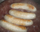 Foto del paso 3 de la receta: Salchichas con salsa de cebollas variadas al vino