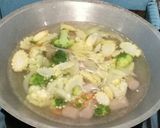 Foto langkah ke 2 dari resep Capcay sosis simple.