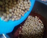 Foto del paso 4 de la receta: Garbanzos con oreja y chistorra en olla rápida