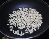 Foto del paso 1 de la receta: Ensalada de col china con piñones