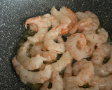 Foto del paso 6 de la receta: Bacalao skrei con gambones al ajillo, sobre cama de pimientos