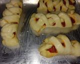 Foto langkah ke 3 dari resep Roti sosis kepang (Braided Bread).
