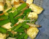 Foto langkah ke 5 dari resep Tumis Tahu Bunga Bawang.