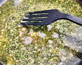 Foto del paso 5 de la receta: Colitas de rape en salsa verde con almejas y gambas