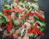 Foto langkah ke 4 dari resep Jamur dengan Paprika dan Brokoli Saus Tiram.