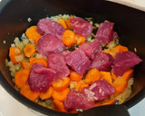 Foto del paso 3 de la receta: Solomillo de cerdo guisado con verduras y especias