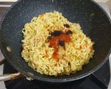 Foto langkah ke 4 dari resep 193. Indomie Goreng Ayam Sambal Geprek.