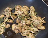 Foto del paso 3 de la receta: Hojaldres de champiñones, atún huevo queso aceitunas