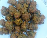 A picture of step 3 of Spinach potato onion pakora.