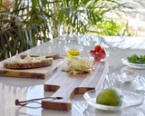 Foto del paso 2 de la receta: Brusquetas con Queso Feta, Aguacate y Tomate | @DarixLAB