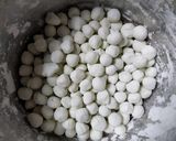 Hình bước làm 2 của món Chè khoai dẻo cốt dừa mix trân châu lá dứa