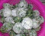 Foto langkah ke 3 dari resep Bola bola ospor daun sampeu (singkong) bumbu sate #TeamTress.