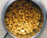 Foto del paso 1 de la receta: Sopa de garbanzos con curry y leche de almendras vegana