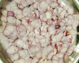 Hình bước làm 1 của món Hành phi giòn rum