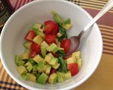 Foto del passaggio 2 della ricetta Tartare di mazzancolle, burrata e insalatina di avocado e datterini
