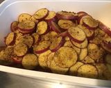 Une image de l'étape 2 de Pommes de terre roseval rôties aux épices, ail, échalotes et origan.