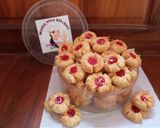 Foto langkah ke 5 dari resep Thumbprint Selai Strawberry.