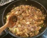 Foto del paso 11 de la receta: Caldereta de Cordero con Vermout, Manzana y Alcachofa