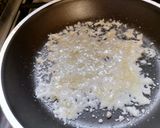 Foto del passaggio 3 della ricetta Risotto ai  carciofi, con speck croccante, cialde di parmigiano, e curcuma