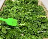 A picture of step 4 of Crispy Kale Chips.