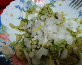 Foto del paso 3 de la receta: Tomates rellenos de aguacate, cebolla y queso