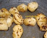 A picture of step 3 of Kashmiri Dum Aloo.