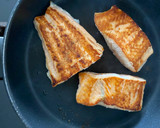 Foto del paso 6 de la receta: Salmón a la naranja 🍊 con patatas fritas en airfryer y espárragos a la plancha