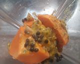 รูปขั้นตอนการทำที่ 1 ของ Papaya with Seeds Passion with Seeds Smoothie สมูทตี้ทั้งเมล็ด