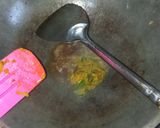 Foto langkah ke 17 dari resep Nasi goreng kunyit dan telur dadar.