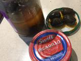 Crackers de Picadillo de Carne con Aceitunas Negras Especiadas en un brote de Anciedad (Fácil)