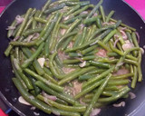 Foto del paso 6 de la receta: Muslos de pollo rellenos con salteado de judías