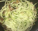 Foto del paso 3 de la receta: Spaguettis de calabacín con champiñones, bacon y gambas