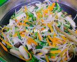 Hình bước làm 4 của món Mì xào tôm rau củ và nấm đùi gà