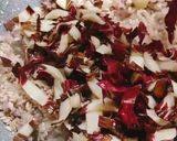 Foto del passaggio 3 della ricetta Risotto al radicchio con salsiccia e asiago