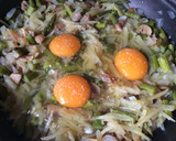 Foto del paso 3 de la receta: Revuelto de espárragos trigueros 🍳🌾