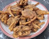 A picture of step 3 of Besan k Pakoray.