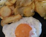 Foto del paso 4 de la receta: Papas al ajillo -inevitable un huevo frito 😂