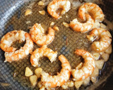 Foto del paso 2 de la receta: Arroz meloso de chipirones y gambón