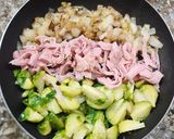 Foto del paso 4 de la receta: 🍳🍷 Tortilla de repollitos de Bruselas, cebolla, jamón, al aroma de vino blanco 🍷🍳