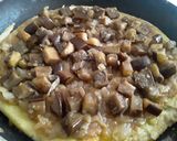 Foto del paso 10 de la receta: Pizza con masa de papa hecha en sartén...🤔🤨🙄🍕🧀🍳🌰🍆🧀🍕